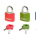 Lakat: műanyagházas alumínium lakat (Master Lock 9131)